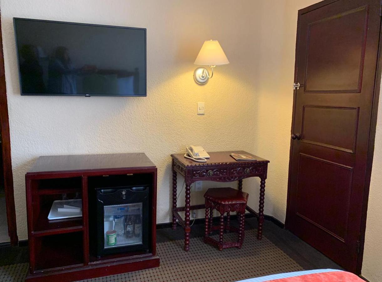 Hotel Geneve Cd De Mexico Exteriér fotografie A room at the hotel